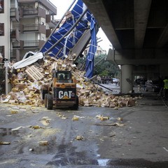 Incidente sulla 16 bis: un camion carico di pasta esce fuori strada