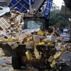 Incidente sulla 16 bis: un camion carico di pasta esce fuori strada