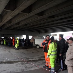 Incidente sulla 16 bis: un camion carico di pasta esce fuori strada