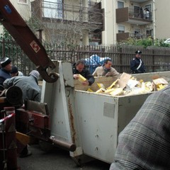 Incidente sulla 16 bis: un camion carico di pasta esce fuori strada