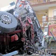 Incidente sulla 16 bis: un camion carico di pasta esce fuori strada