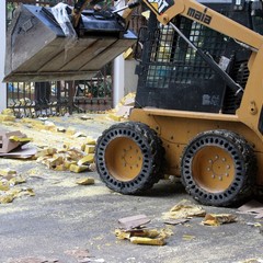 Incidente sulla 16 bis: un camion carico di pasta esce fuori strada