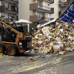 Incidente sulla 16 bis: un camion carico di pasta esce fuori strada