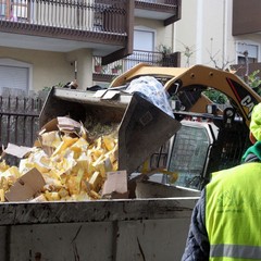 Incidente sulla 16 bis: un camion carico di pasta esce fuori strada