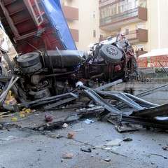 Incidente sulla 16 bis: un camion carico di pasta esce fuori strada