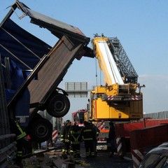 Incidente sulla 16 bis: un camion carico di pasta esce fuori strada
