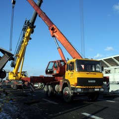Incidente sulla 16 bis: un camion carico di pasta esce fuori strada