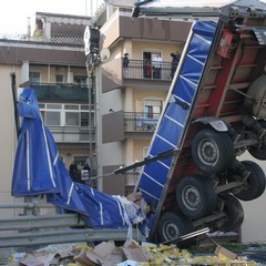 Incidente sulla 16 bis: un camion carico di pasta esce fuori strada