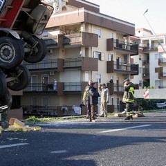 Incidente sulla 16 bis: un camion carico di pasta esce fuori strada