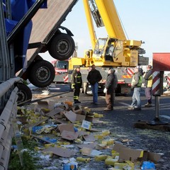 Incidente sulla 16 bis: un camion carico di pasta esce fuori strada