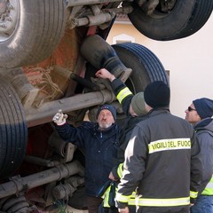 Incidente sulla 16 bis: un camion carico di pasta esce fuori strada