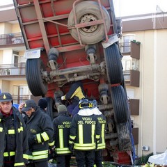 Incidente sulla 16 bis: un camion carico di pasta esce fuori strada
