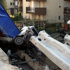 Incidente sulla 16 bis: un camion carico di pasta esce fuori strada