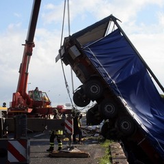 Incidente sulla 16 bis: un camion carico di pasta esce fuori strada