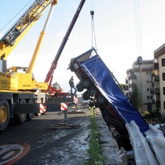 Incidente sulla 16 bis: un camion carico di pasta esce fuori strada