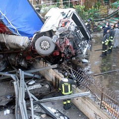 Incidente sulla 16 bis: un camion carico di pasta esce fuori strada