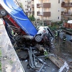 Incidente sulla 16 bis: un camion carico di pasta esce fuori strada
