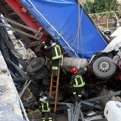 Incidente sulla 16 bis: un camion carico di pasta esce fuori strada