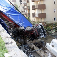 Incidente sulla 16 bis: un camion carico di pasta esce fuori strada