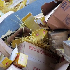 Incidente sulla 16 bis: un camion carico di pasta esce fuori strada