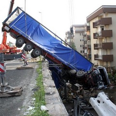 Incidente sulla 16 bis: un camion carico di pasta esce fuori strada