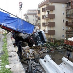 Incidente sulla 16 bis: un camion carico di pasta esce fuori strada