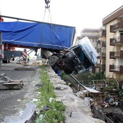 Incidente sulla 16 bis: un camion carico di pasta esce fuori strada