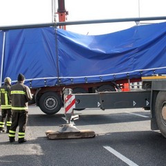 Incidente sulla 16 bis: un camion carico di pasta esce fuori strada