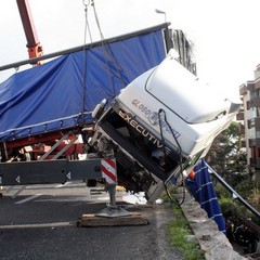 Incidente sulla 16 bis: un camion carico di pasta esce fuori strada