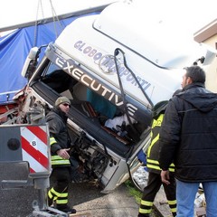 Incidente sulla 16 bis: un camion carico di pasta esce fuori strada