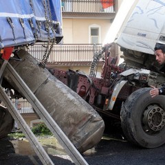 Incidente sulla 16 bis: un camion carico di pasta esce fuori strada
