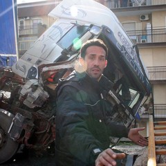 Incidente sulla 16 bis: un camion carico di pasta esce fuori strada