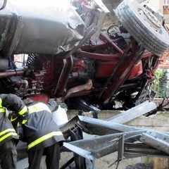 Incidente sulla 16 bis: un camion carico di pasta esce fuori strada