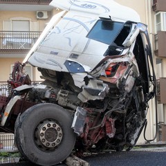 Incidente sulla 16 bis: un camion carico di pasta esce fuori strada