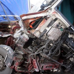 Incidente sulla 16 bis: un camion carico di pasta esce fuori strada