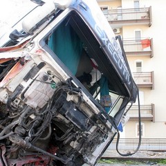 Incidente sulla 16 bis: un camion carico di pasta esce fuori strada