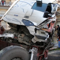 Incidente sulla 16 bis: un camion carico di pasta esce fuori strada