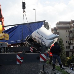 Incidente sulla 16 bis: un camion carico di pasta esce fuori strada