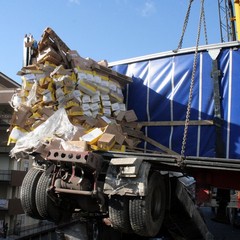 Incidente sulla 16 bis: un camion carico di pasta esce fuori strada