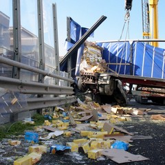 Incidente sulla 16 bis: un camion carico di pasta esce fuori strada