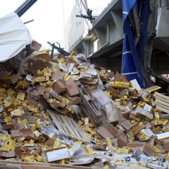 Incidente sulla 16 bis: un camion carico di pasta esce fuori strada