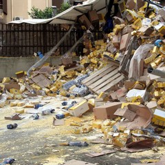Incidente sulla 16 bis: un camion carico di pasta esce fuori strada