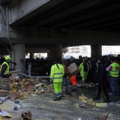 Incidente sulla 16 bis: un camion carico di pasta esce fuori strada