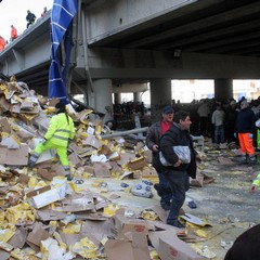 Incidente sulla 16 bis: un camion carico di pasta esce fuori strada