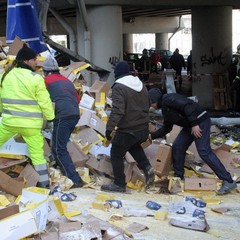 Incidente sulla 16 bis: un camion carico di pasta esce fuori strada