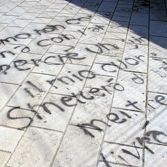 Lungomare mongelli imbrattato da scritte spray