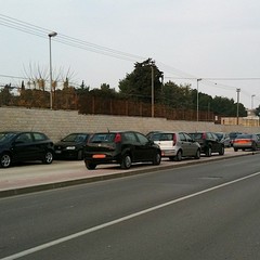Auto parcheggiate sul marciapiede in via Corato