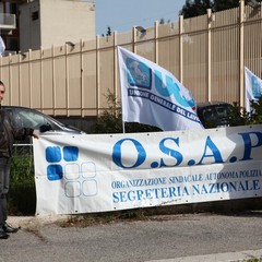Carcere di Trani, sit-in di protesta degli agenti di polizia penitenziaria