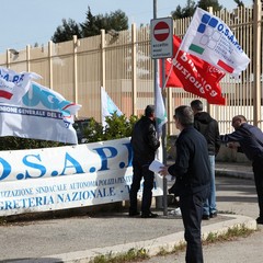 Carcere di Trani, sit-in di protesta degli agenti di polizia penitenziaria