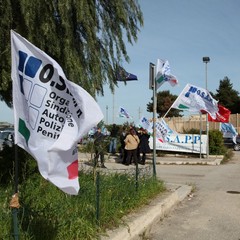 Carcere di Trani, sit-in di protesta degli agenti di polizia penitenziaria